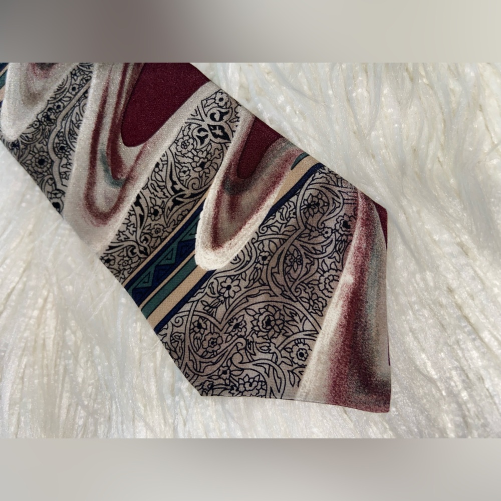 Stylish Burgundy and Cream Men's Tie